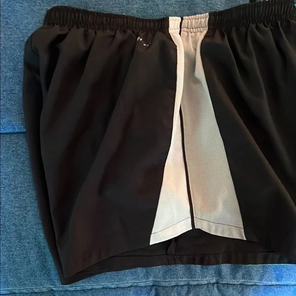Lot of three Nike running shorts - Picture 14 of 14